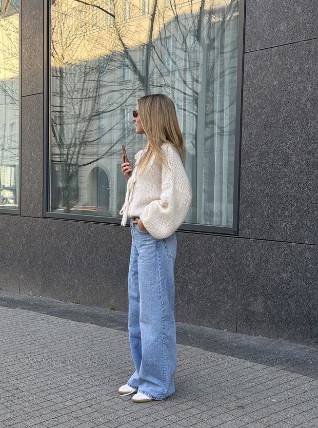 Cloud leg jeans – trend 2025 w stylu Kasi Tusk