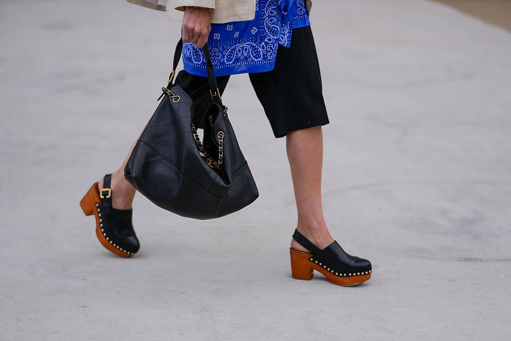 Clogs – trend jesieni 2025 w stylu skandynawskich it-girls
