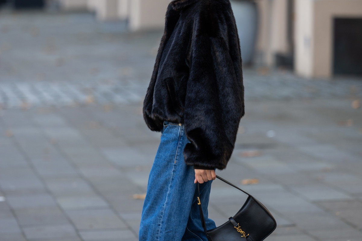 Cuffed wide leg jeans – najmodniejsze jeansy jesieni 2025