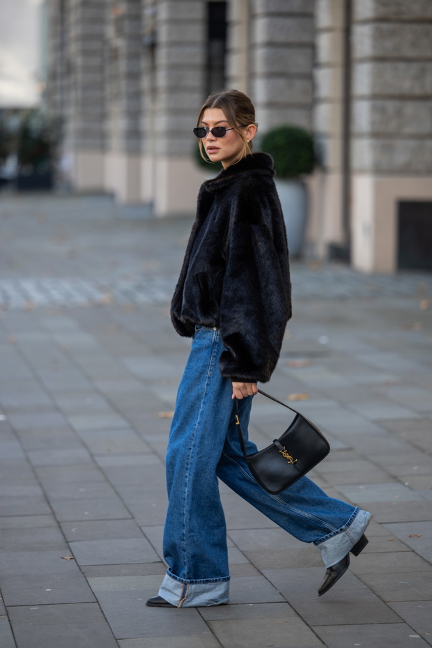 Cuffed wide leg jeans – najmodniejsze jeansy jesieni 2025