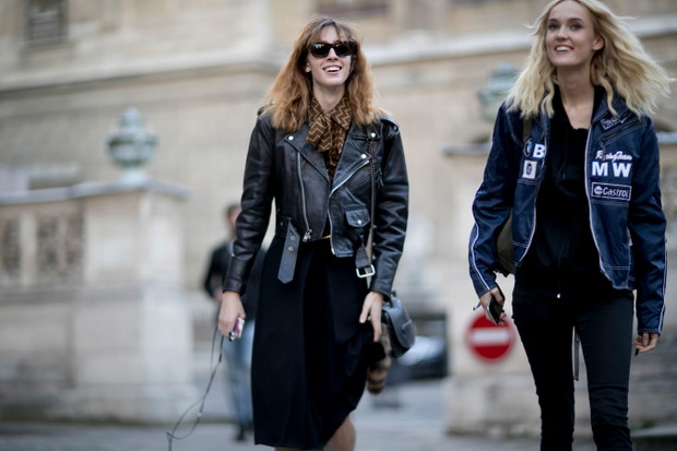 Street fashion: modelki off duty na Paris Fashion Week SS17