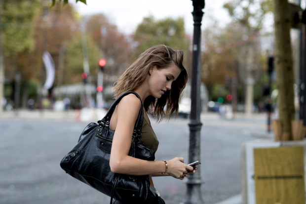Street fashion: modelki off duty na Paris Fashion Week SS17