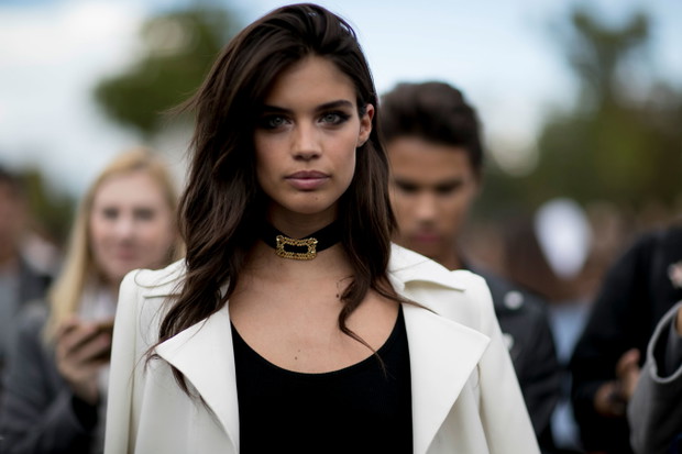 Street fashion: modelki off duty na Paris Fashion Week SS17