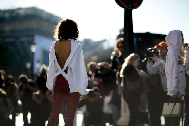 Street fashion: modelki off duty na Paris Fashion Week SS17