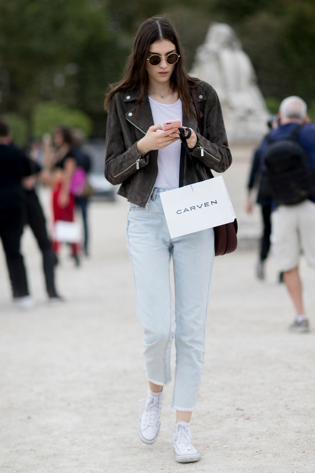 Street fashion: modelki off duty na Paris Fashion Week SS17