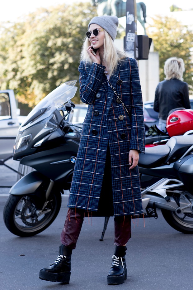 Street fashion: modelki off duty na Paris Fashion Week SS17