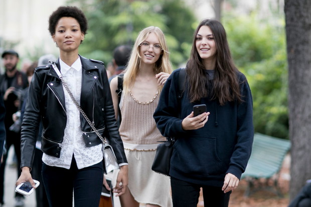 Street fashion: modelki off duty na Paris Fashion Week SS17