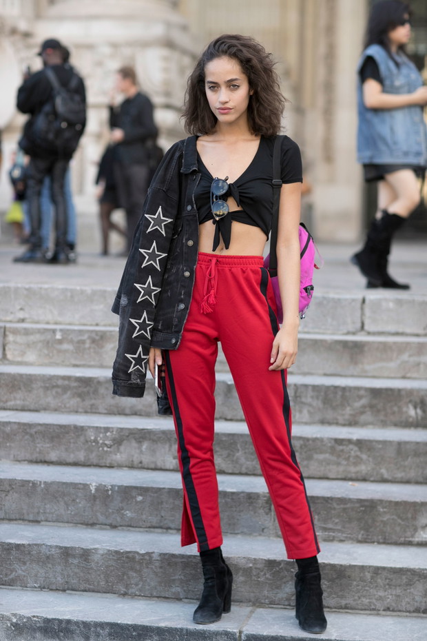 Street fashion: modelki off duty na Paris Fashion Week SS17