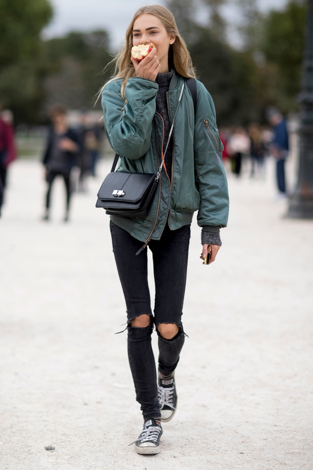 Street fashion: modelki off duty na Paris Fashion Week SS17
