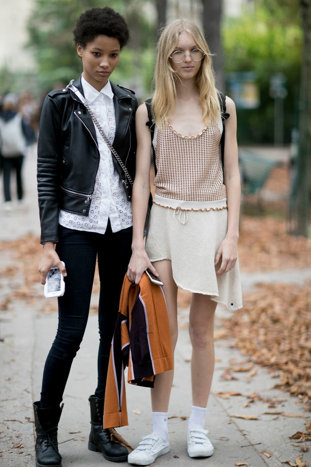 Street fashion: modelki off duty na Paris Fashion Week SS17