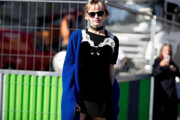 Street fashion: modelki off duty na Paris Fashion Week SS17