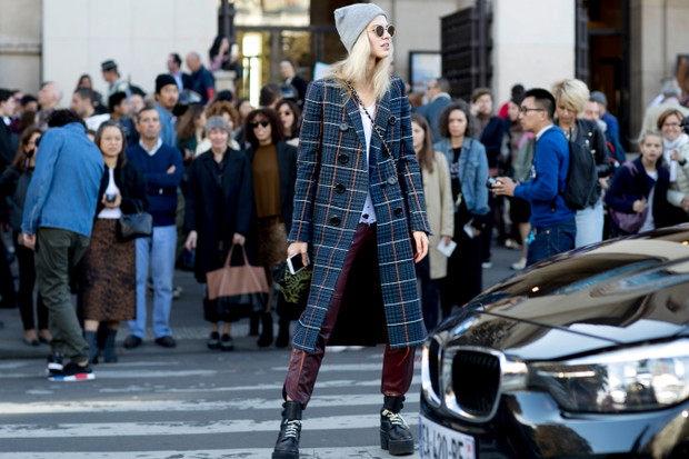Street fashion: modelki off duty na Paris Fashion Week SS17