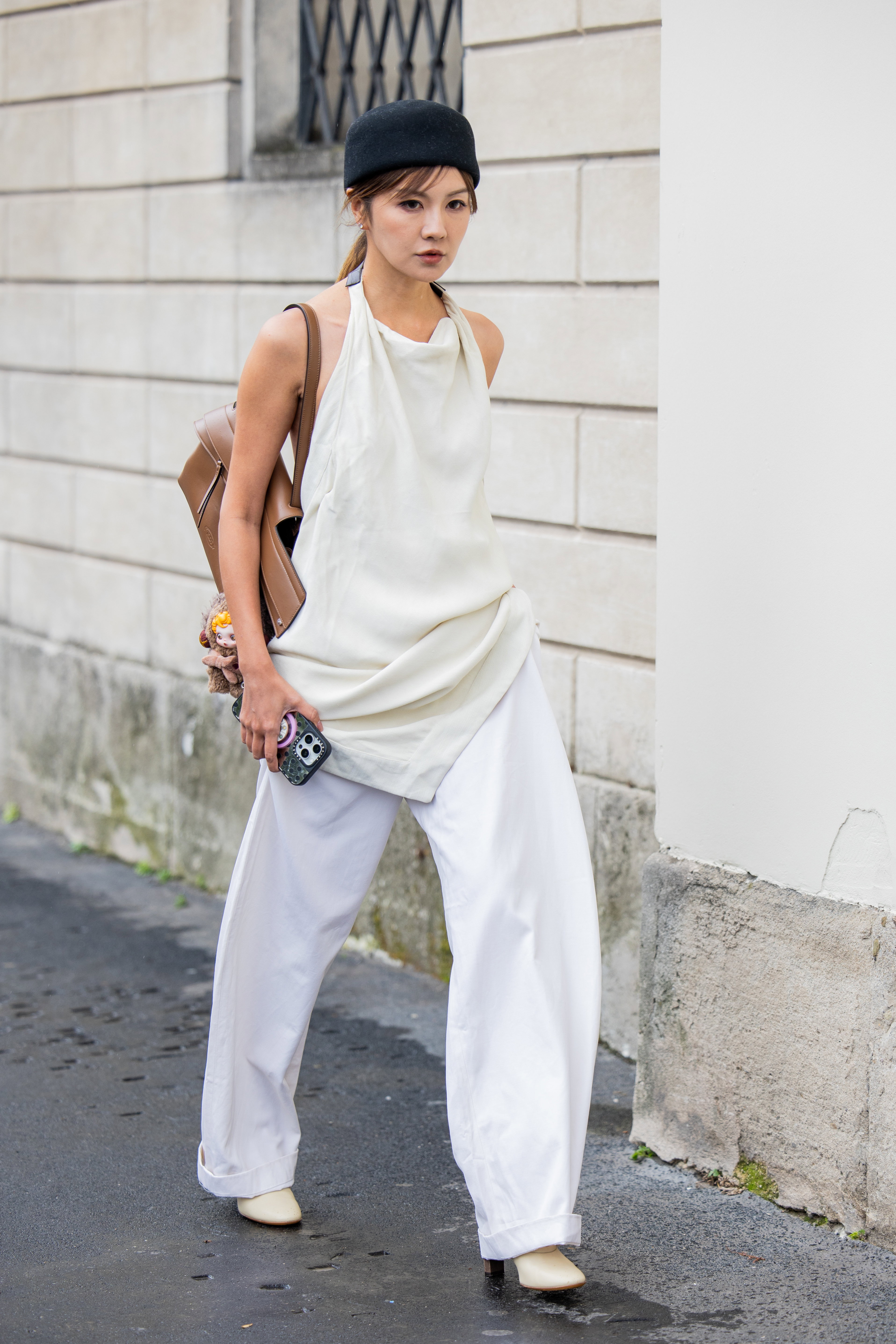 „Eggshell trousers” – spodnie w stylu clean chic jesieni 2025