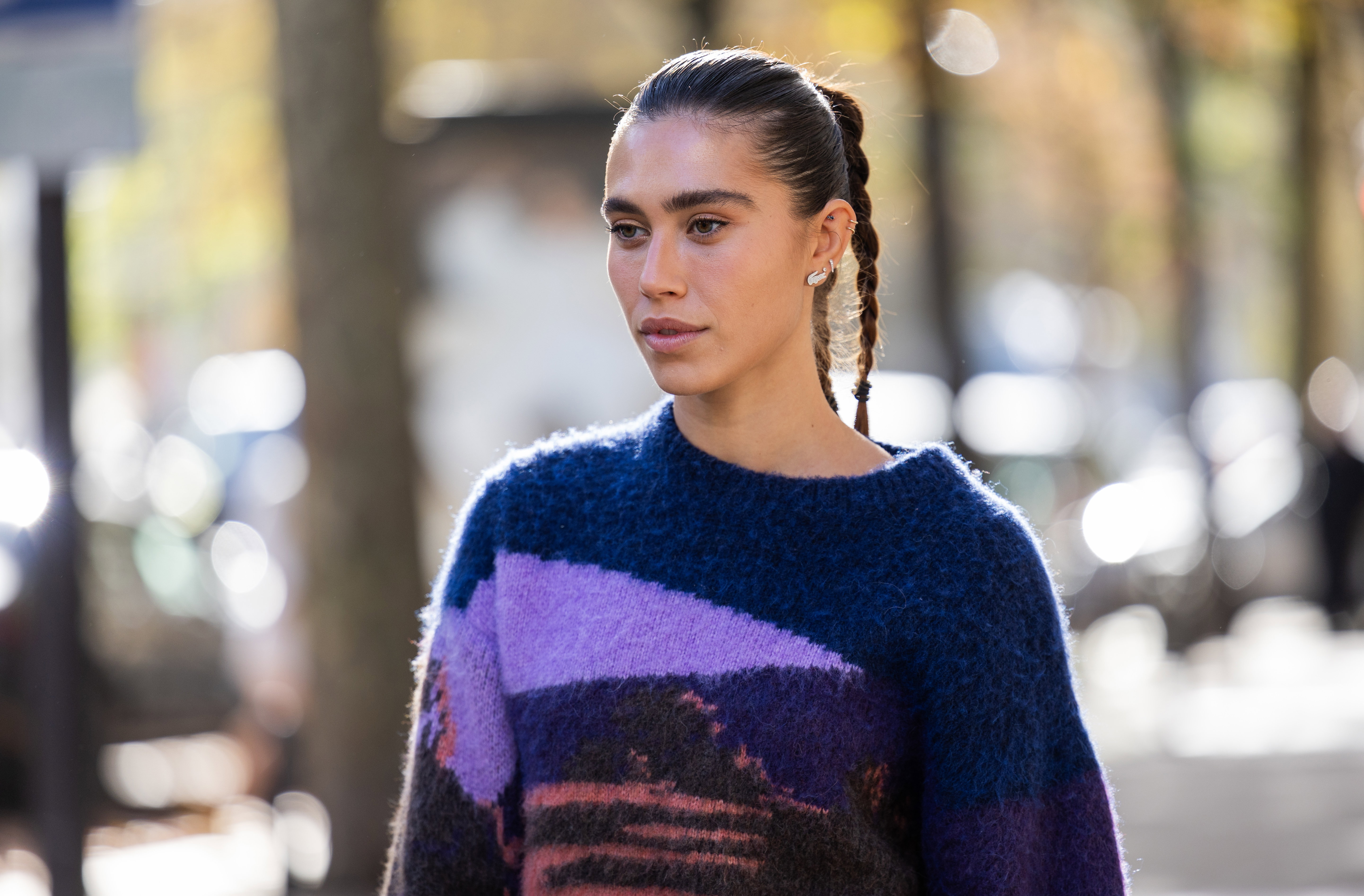 Sweter z H&amp;M z wełny merino w kolorze „plum majesty” – hit jesieni
