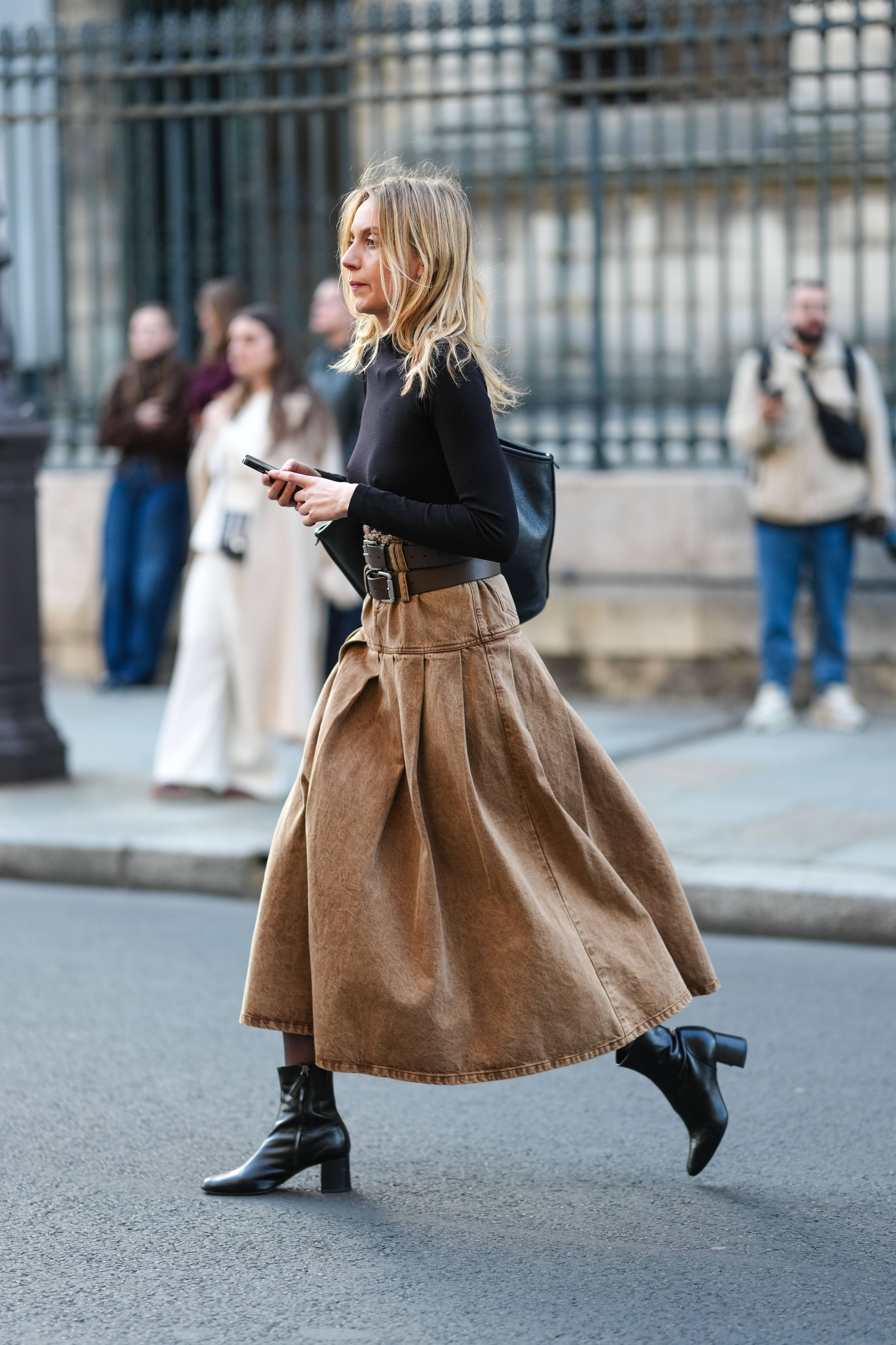 „Sandstorm Skirt” – spódnica, którą pokochały it-girls jesieni 2025