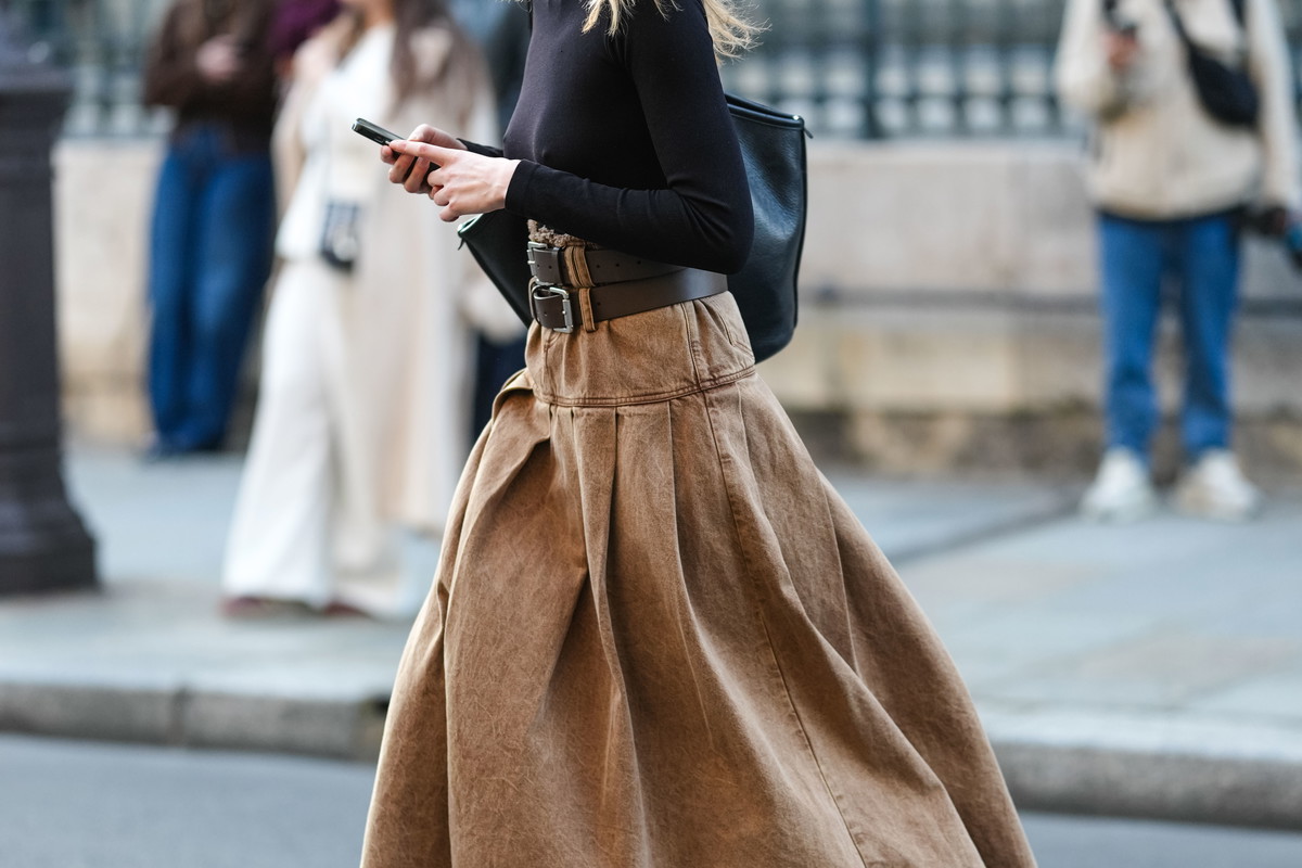 „Sandstorm Skirt” – spódnica, którą pokochały it-girls jesieni 2025