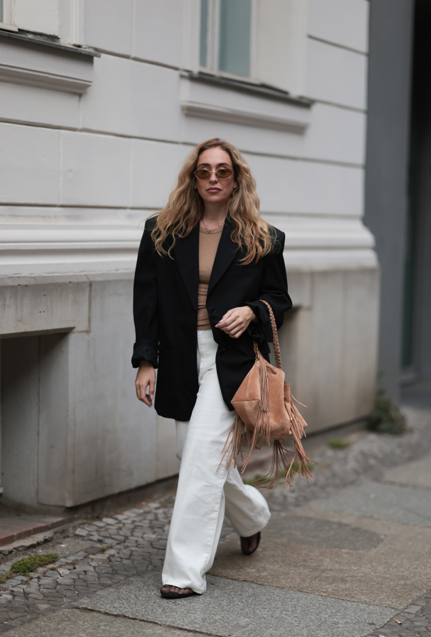 Białe jeansy z H&M – zimowy must-have noszony ze skórzanymi kozakami