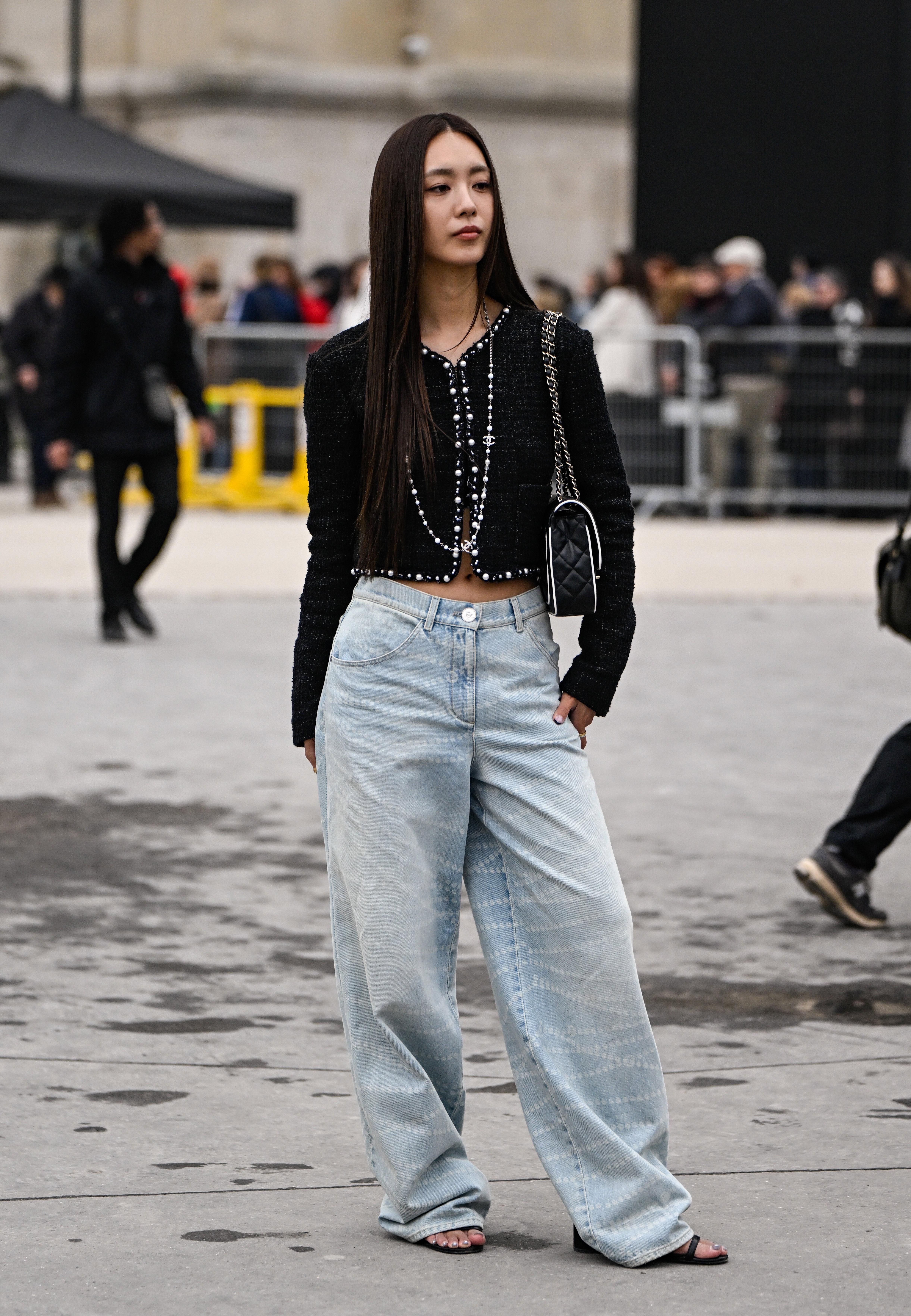 „Arctic Denim” – jasnoniebieskie jeansy, które królują zimą 2026
