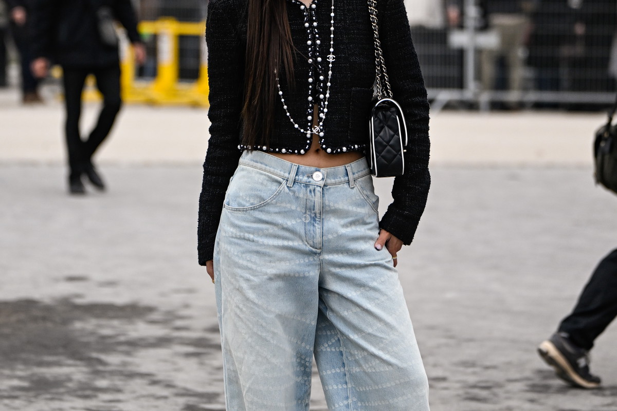 „Arctic Denim” – jasnoniebieskie jeansy, które królują zimą 2026