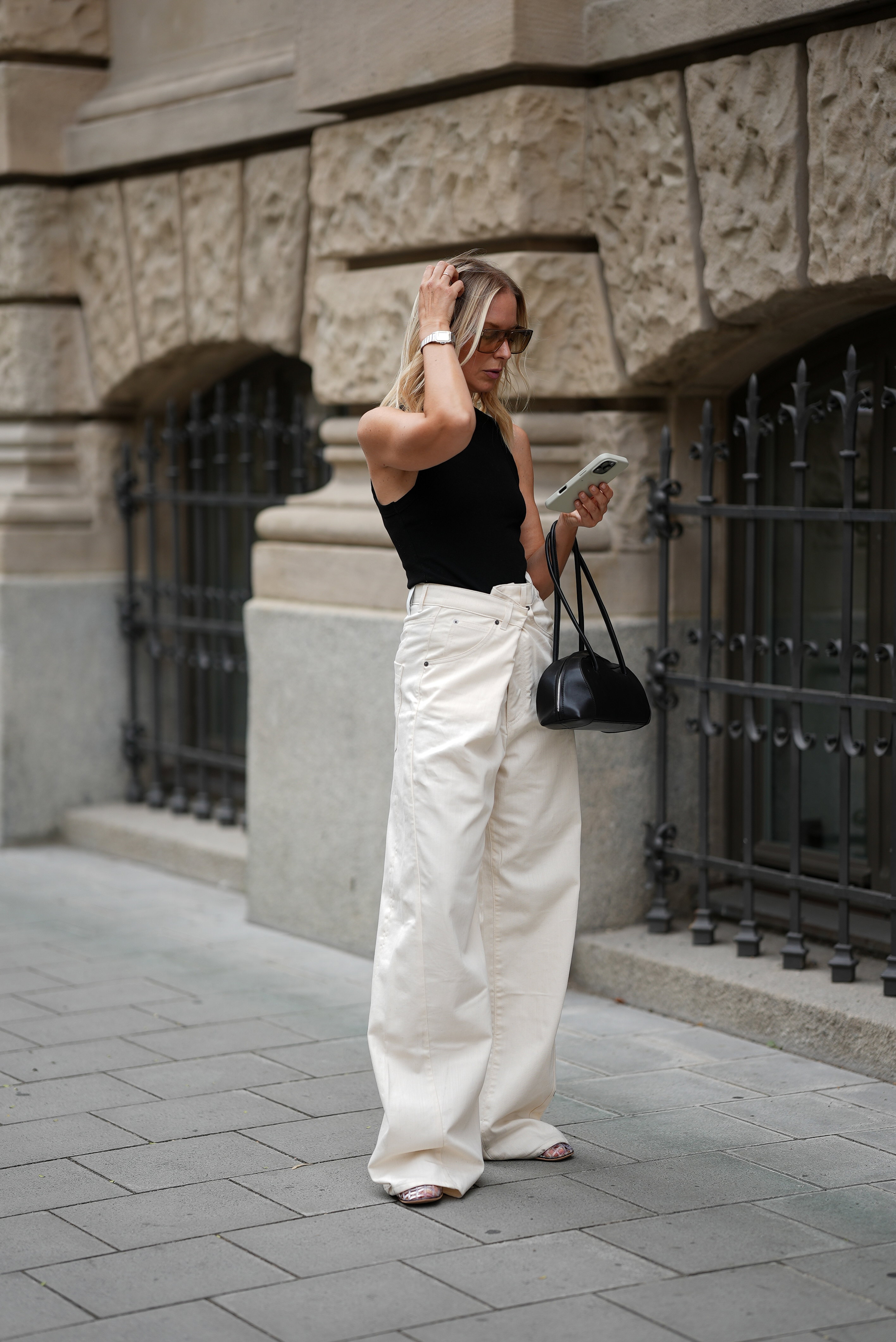 „Polar White Jeans” – zimowy hit 2026: jak noszą je Skandynawki