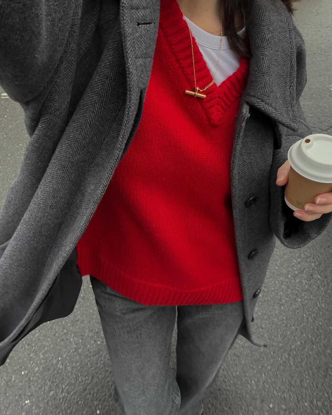 „Red Power Knit” – czerwony sweter w stylu francuskim na zimę 2025