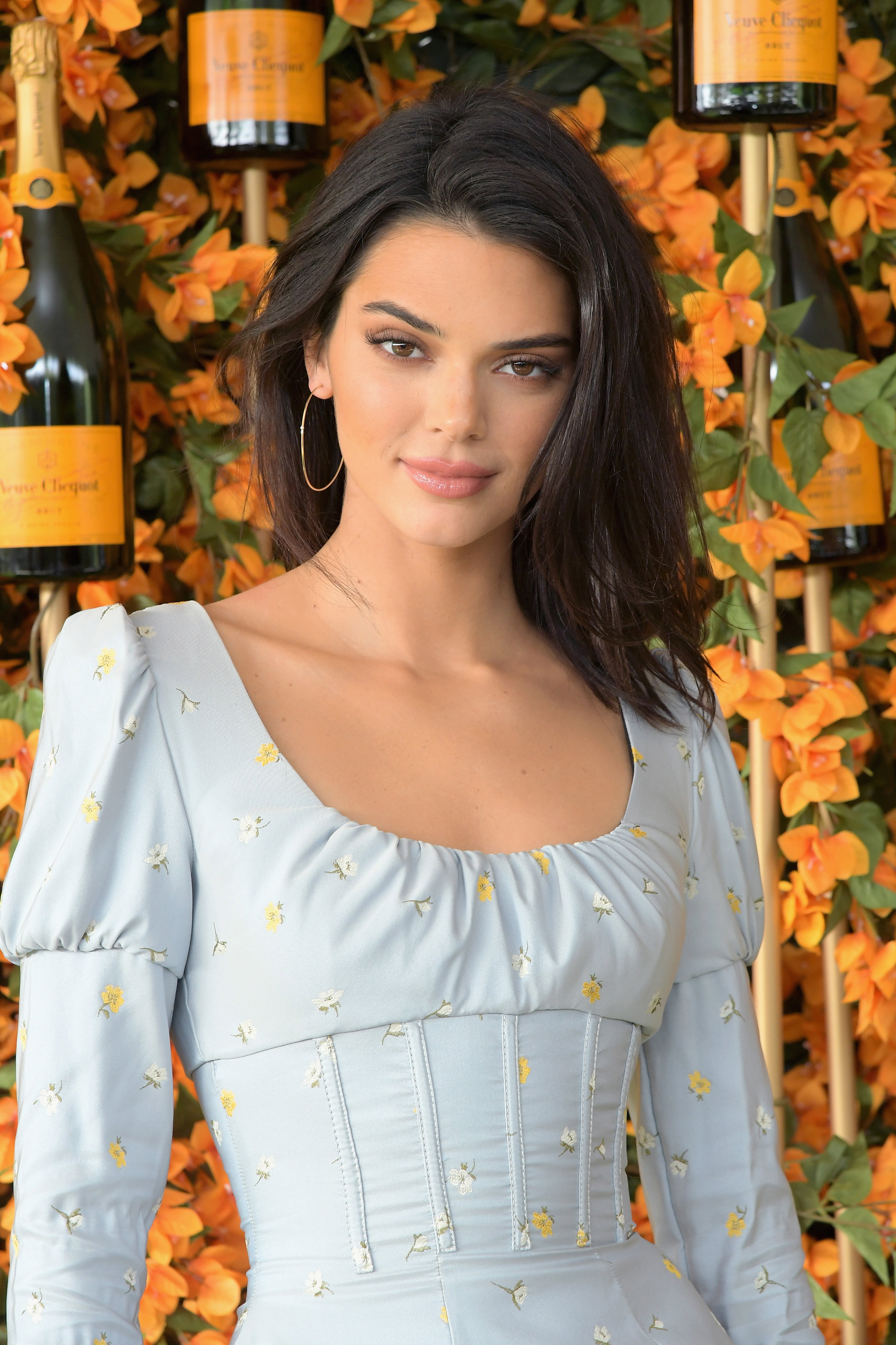 Kendall Jenner w niebieskiej sukience na meczu polo, 6.10.2018.