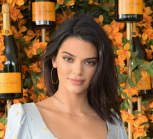 Kendall Jenner w niebieskiej sukience na meczu polo, 6.10.2018.