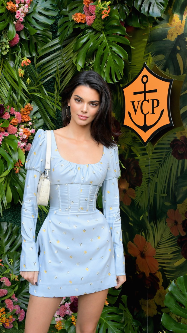 Kendall Jenner w niebieskiej sukience na meczu polo, 6.10.2018.