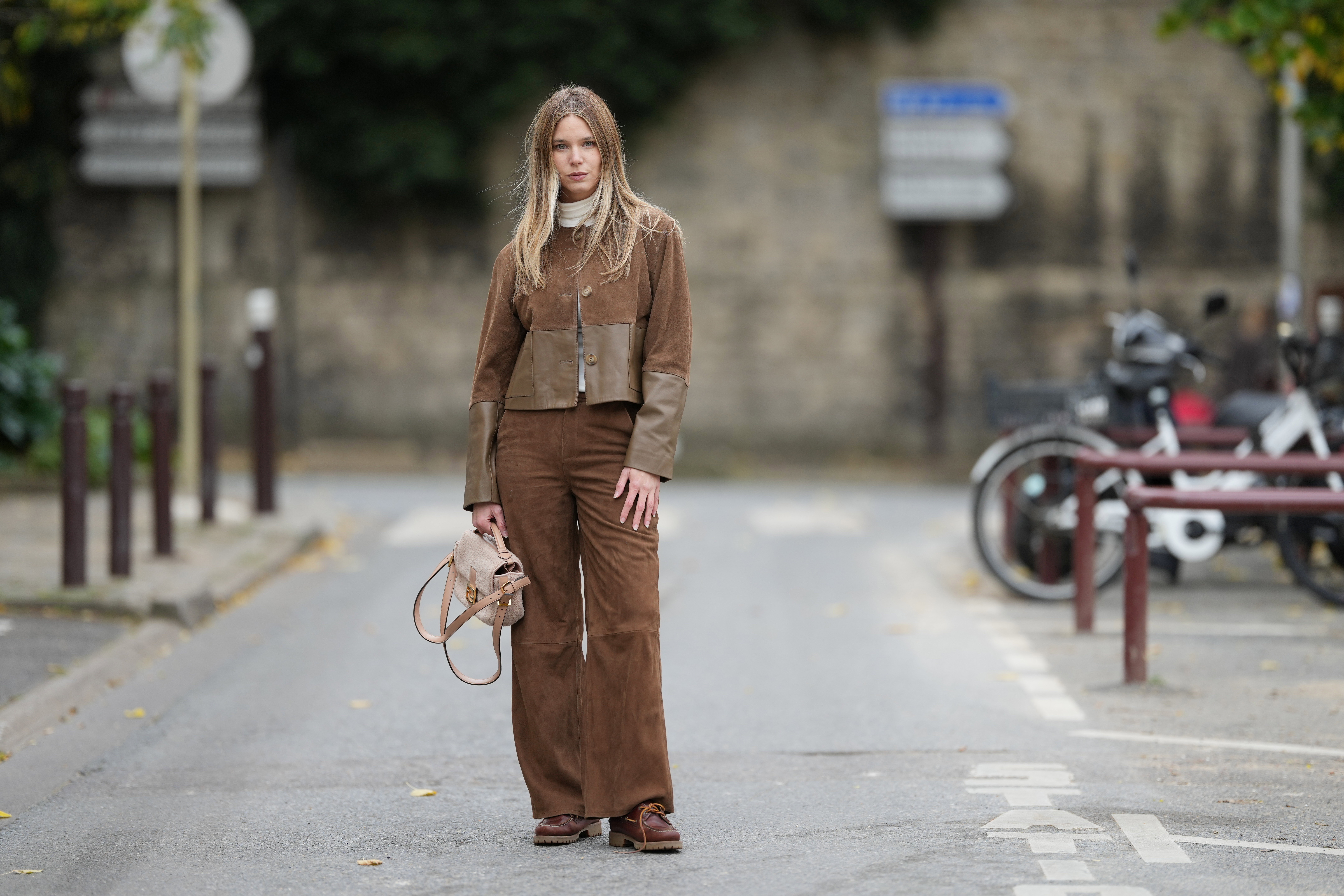 „Hazelnut brown pants” – paryski zamiennik denimu na zimę 2025