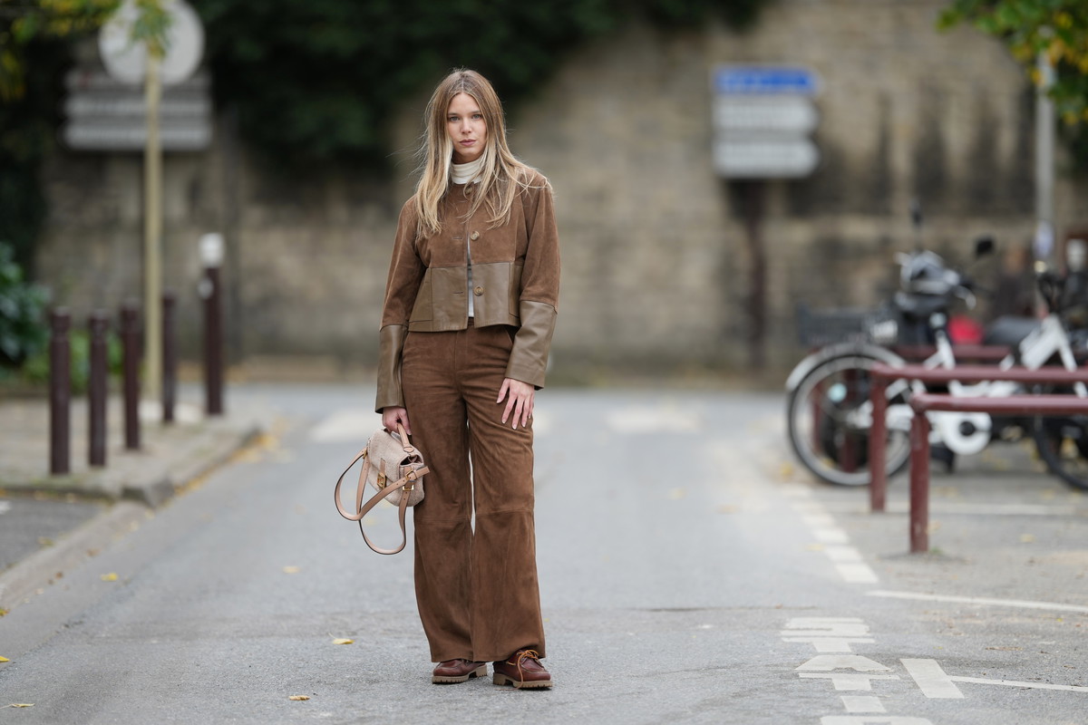 „Hazelnut brown pants” – paryski zamiennik denimu na zimę 2025