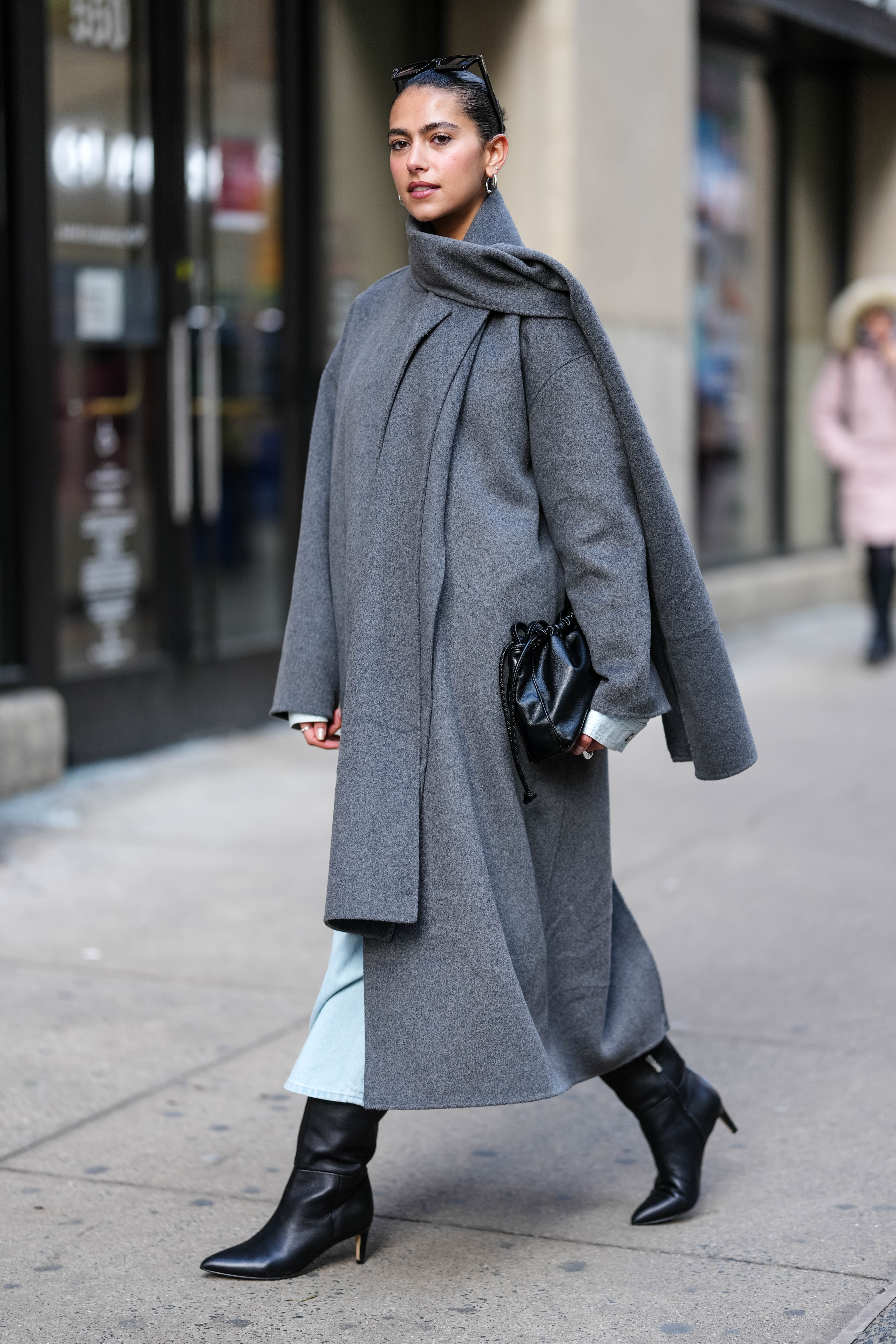 „Navy trench” i „grey wool trousers” – nowy paryski uniform zimy 2025