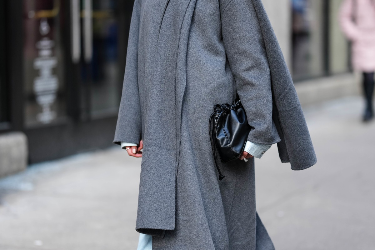 „Navy trench” i „grey wool trousers” – nowy paryski uniform zimy 2025