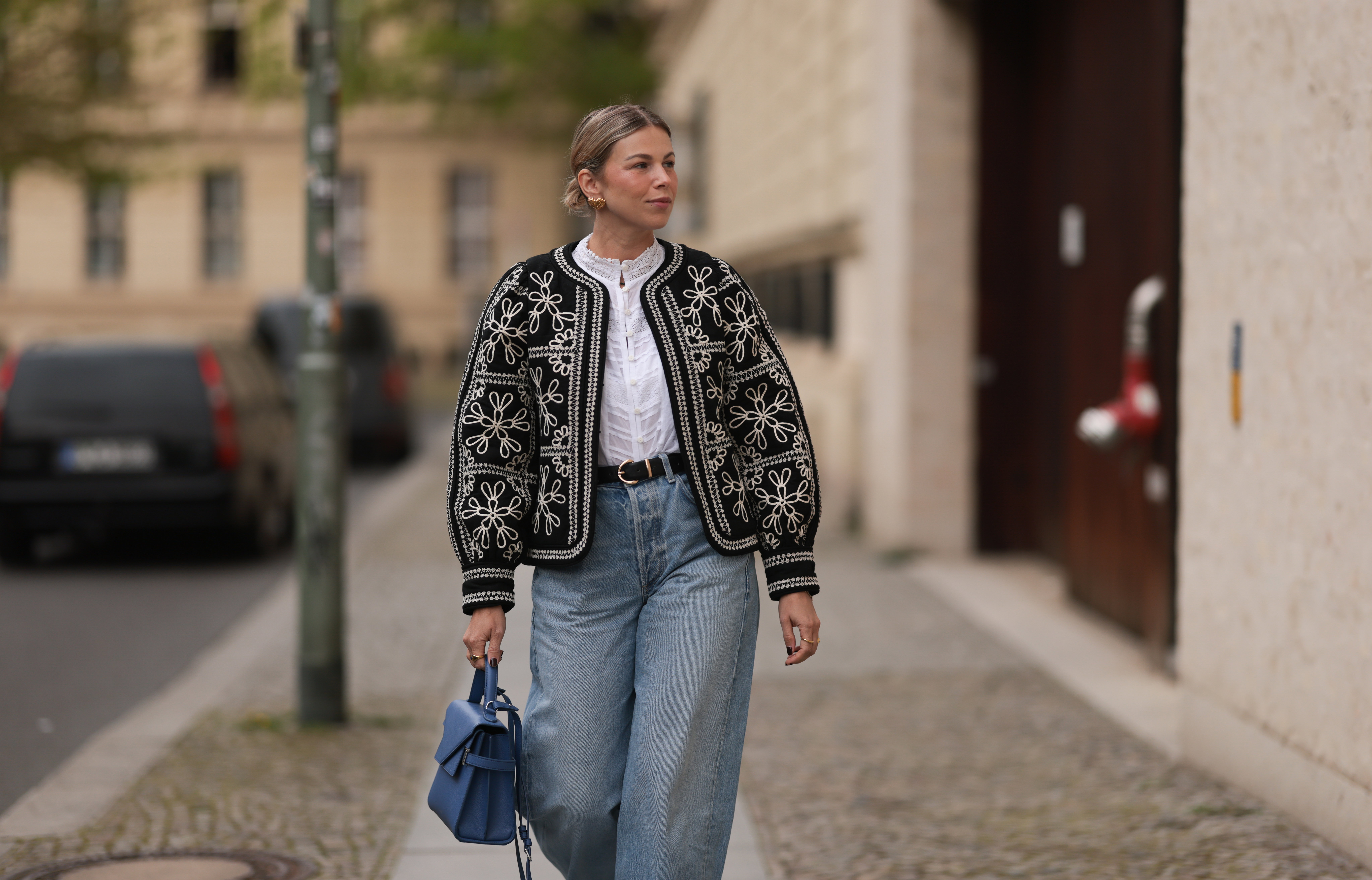 Mega baggy jeans w stylu „off-duty model” – trend ze Skandynawii 2025