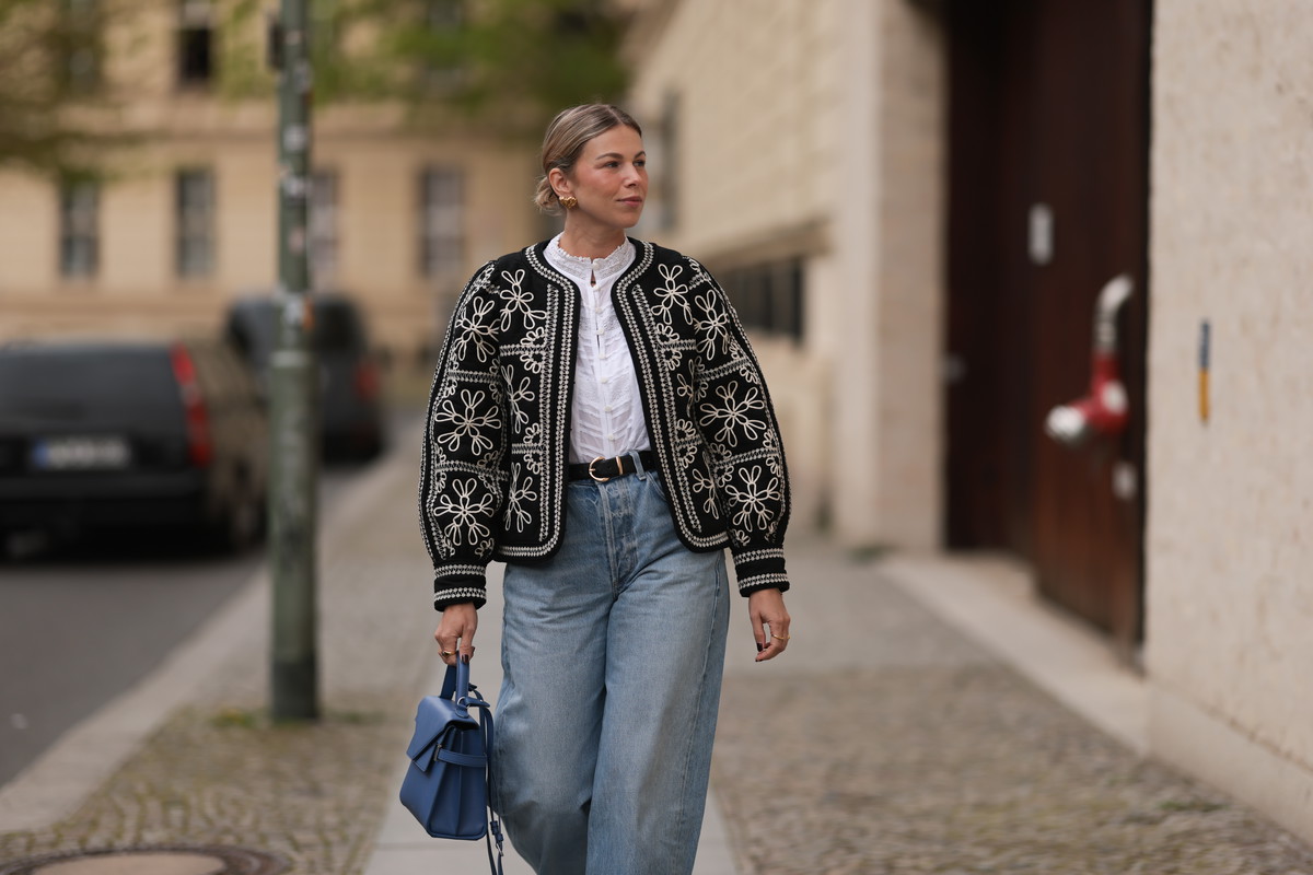 Mega baggy jeans w stylu „off-duty model” – trend ze Skandynawii 2025