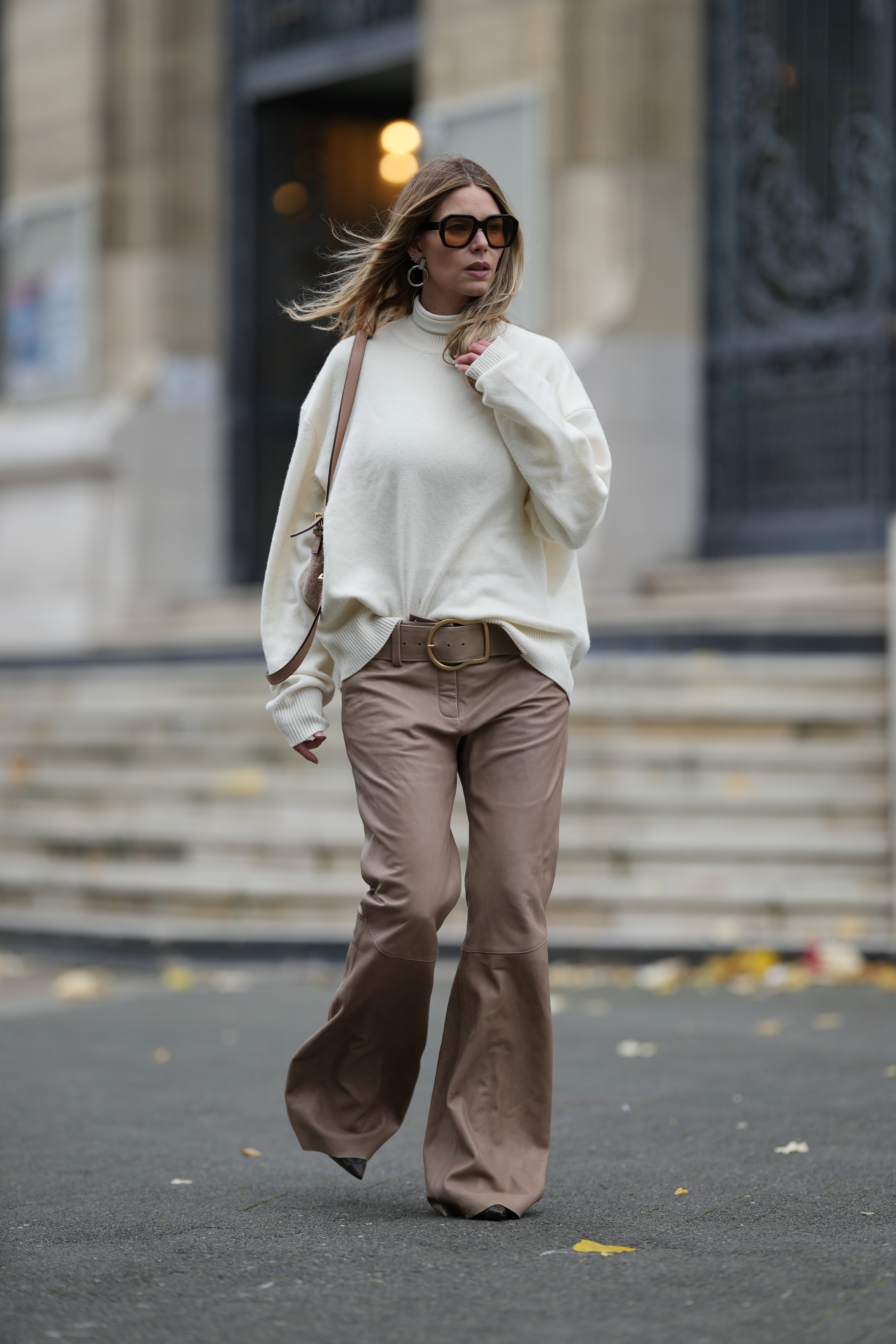 Wełniany „cream ribbed sweater” – klasyk, który nie wychodzi z mody