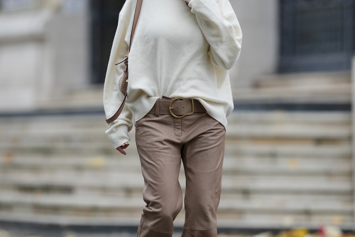 Wełniany „cream ribbed sweater” – klasyk, który nie wychodzi z mody
