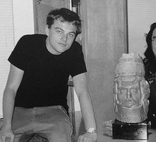 Leonardo DiCaprio z ojcem i rzeźbą Stanisława Szukalskiego