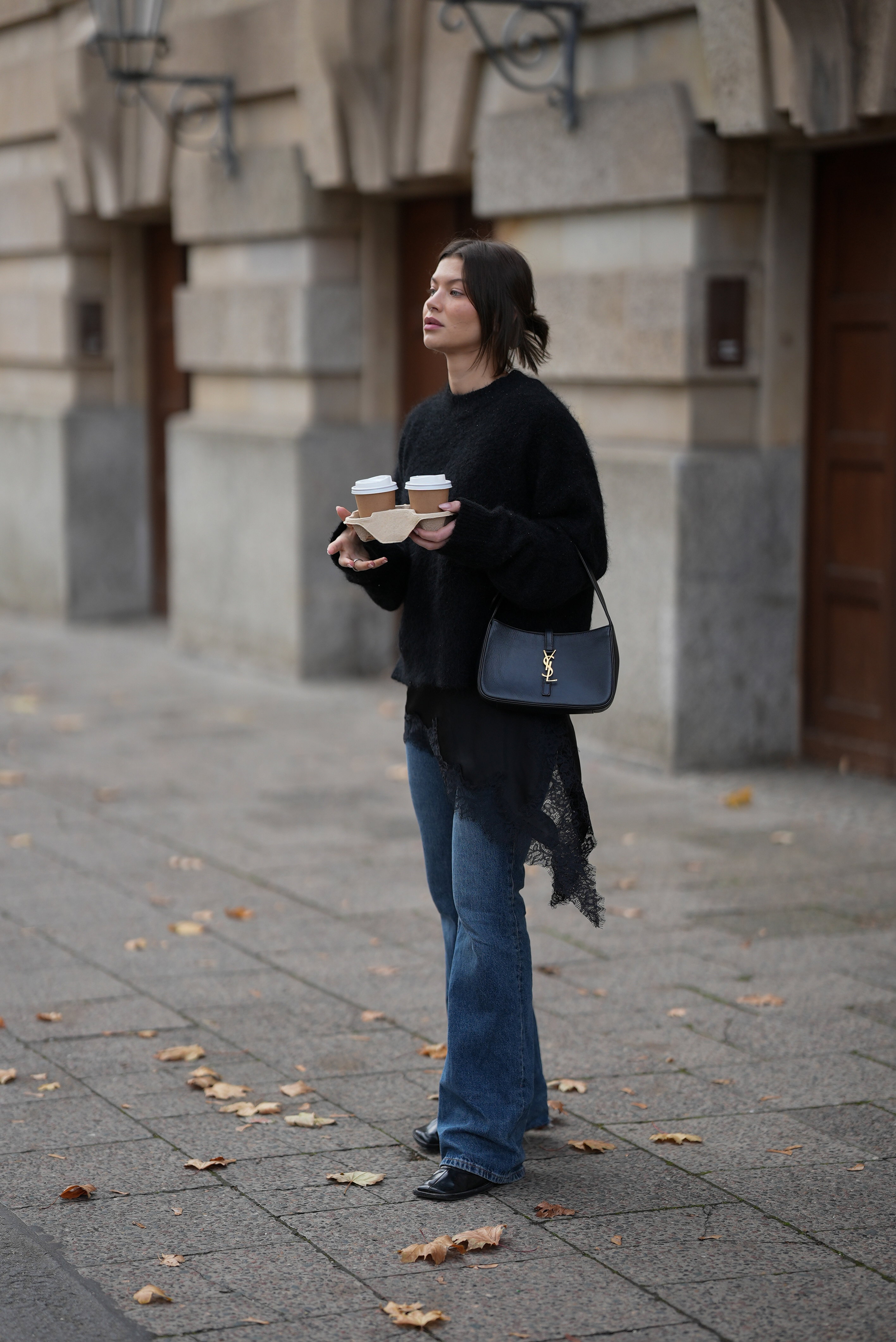 „Cigarette jeans” – stylowy powrót lat 90. w wydaniu Mediolanu i Paryża