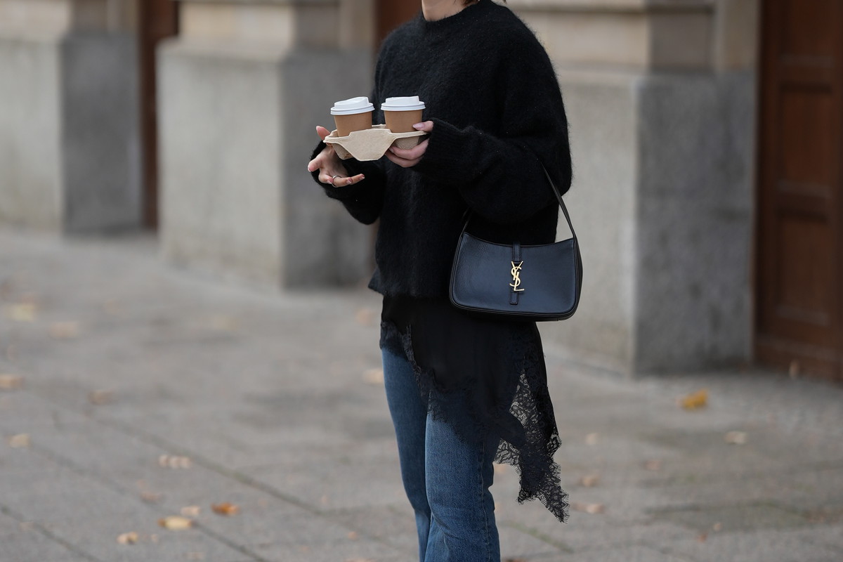 „Cigarette jeans” – stylowy powrót lat 90. w wydaniu Mediolanu i Paryża