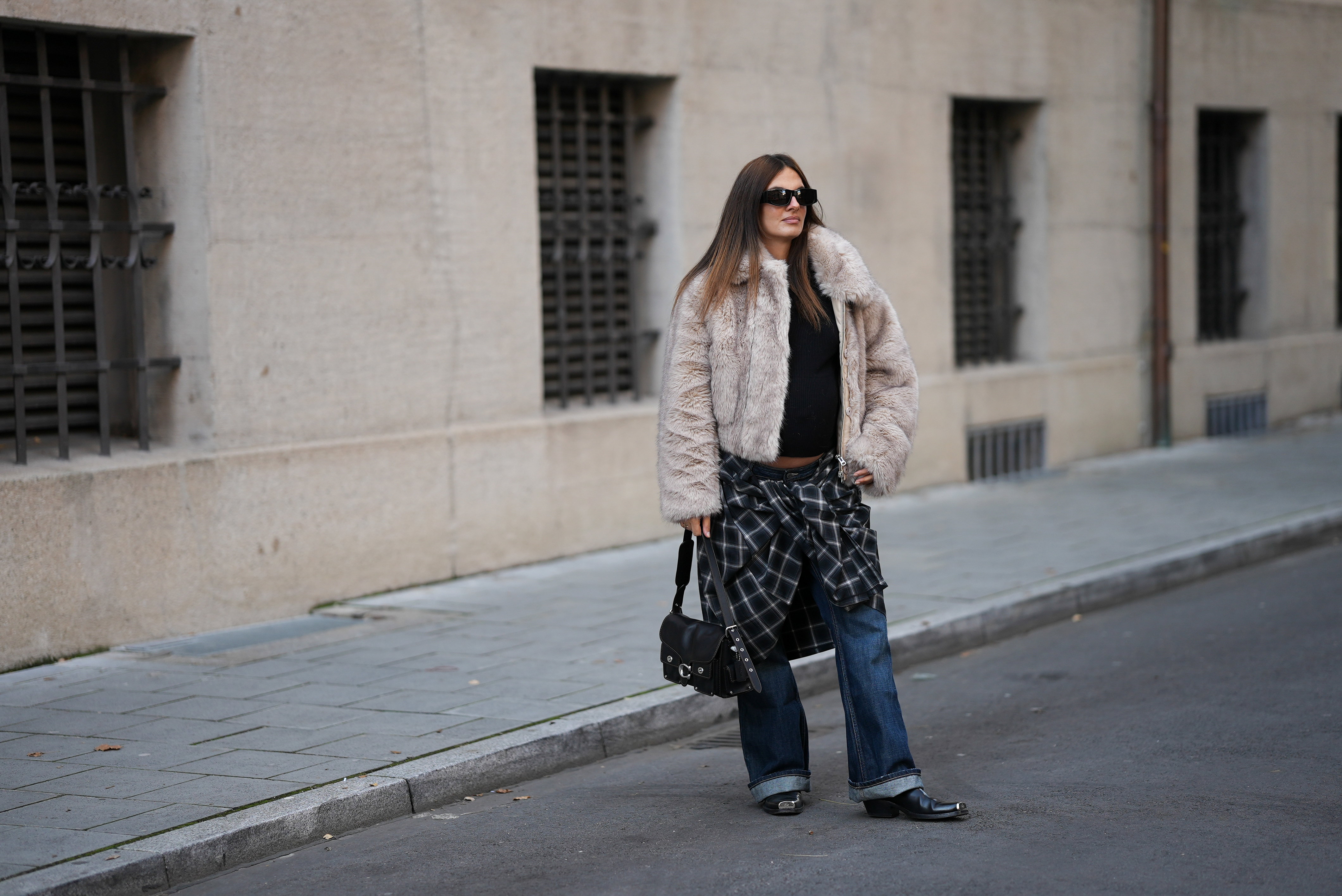 „Cropped shearling jacket” – alternatywa dla puchówki na zimę 2025