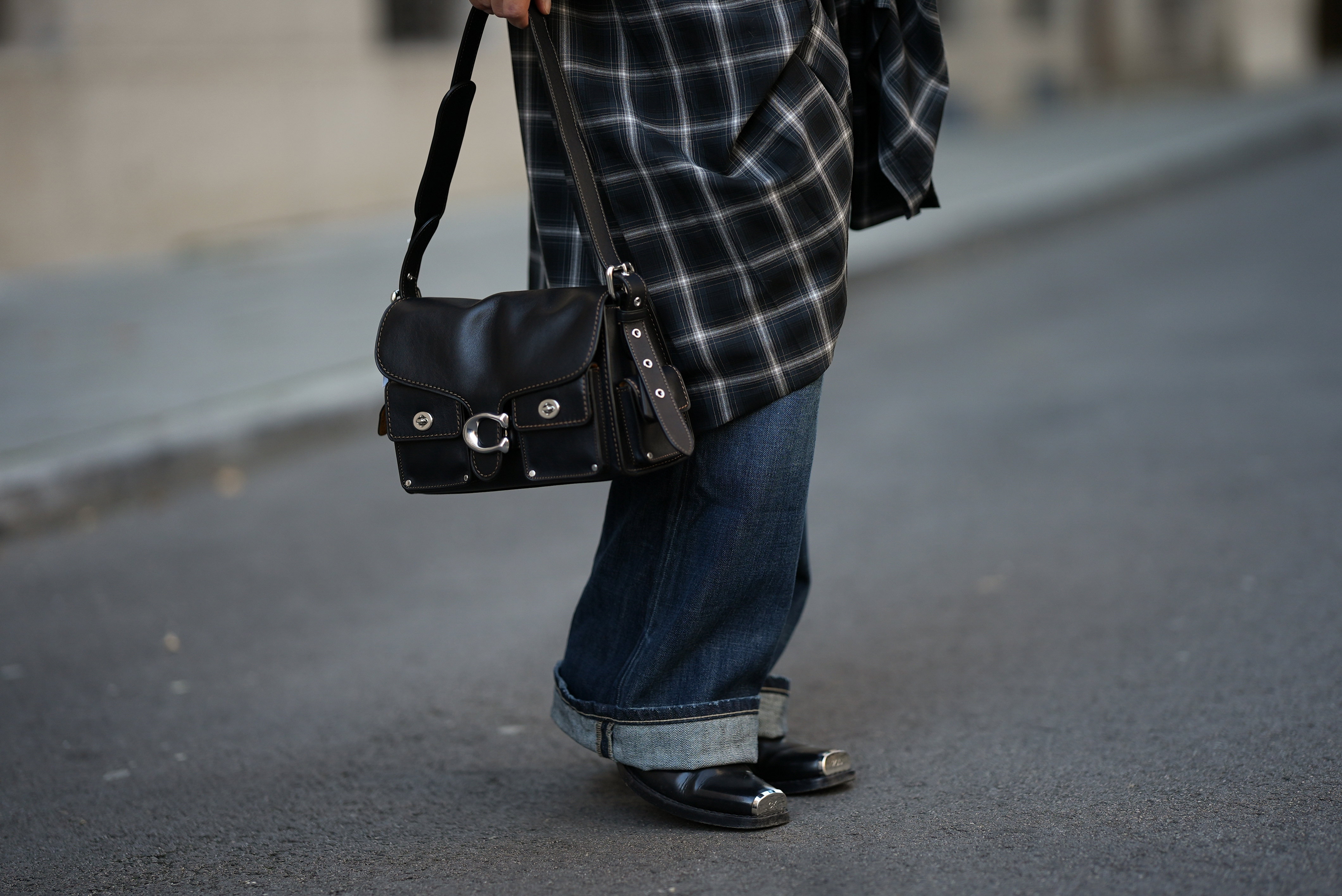 „Distressed bag” – trend, który zdominował zimę 2025