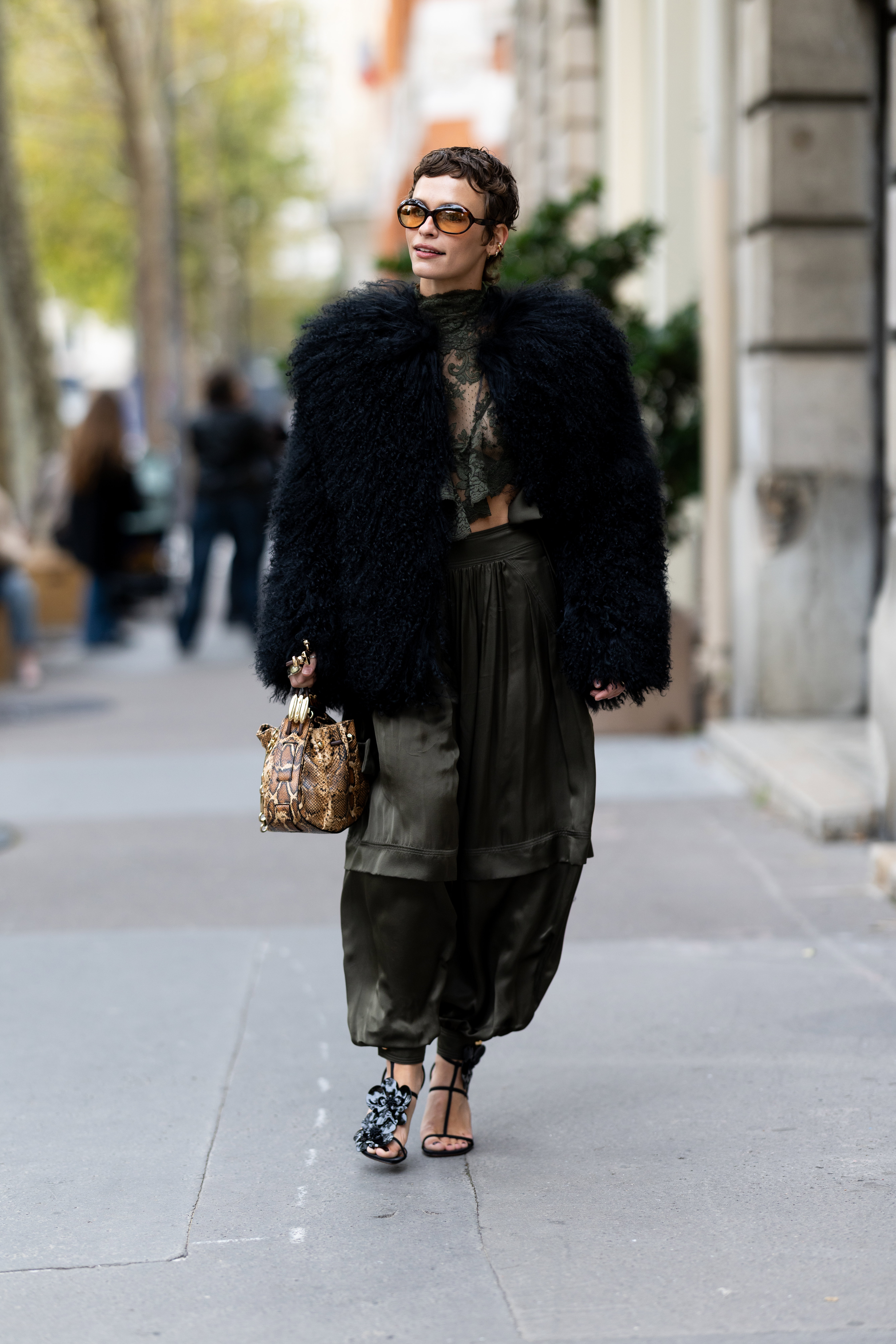 „Satin maxi skirt” – must-have na święta 2025 w stylu it-girls