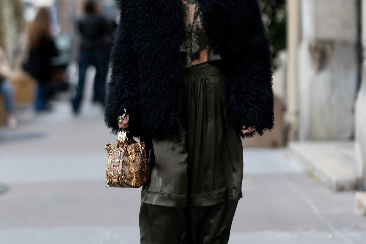 „Satin maxi skirt” – must-have na święta 2025 w stylu it-girls