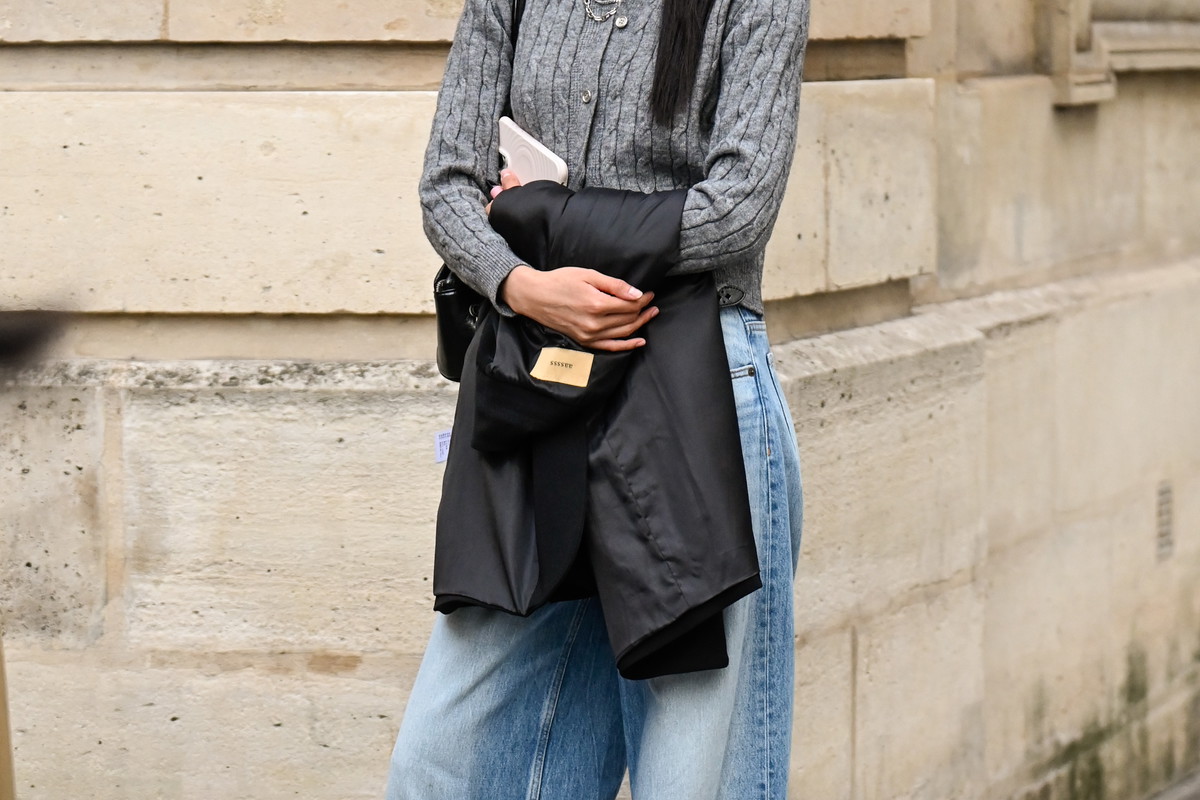 „Paper bag jeans” wracają w stylu French girl chic – trend 2025