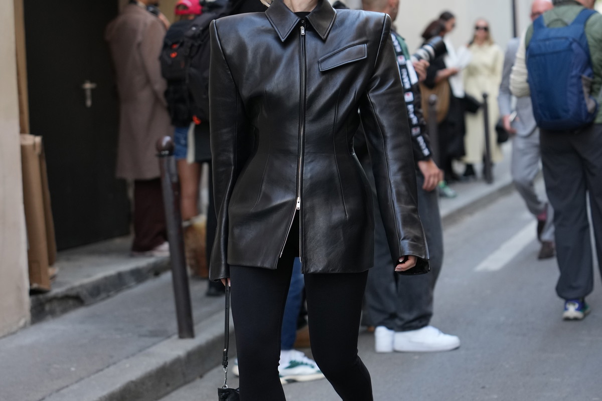 „Hourglass leather blazer” z Reserved – model jak z Saint Laurent