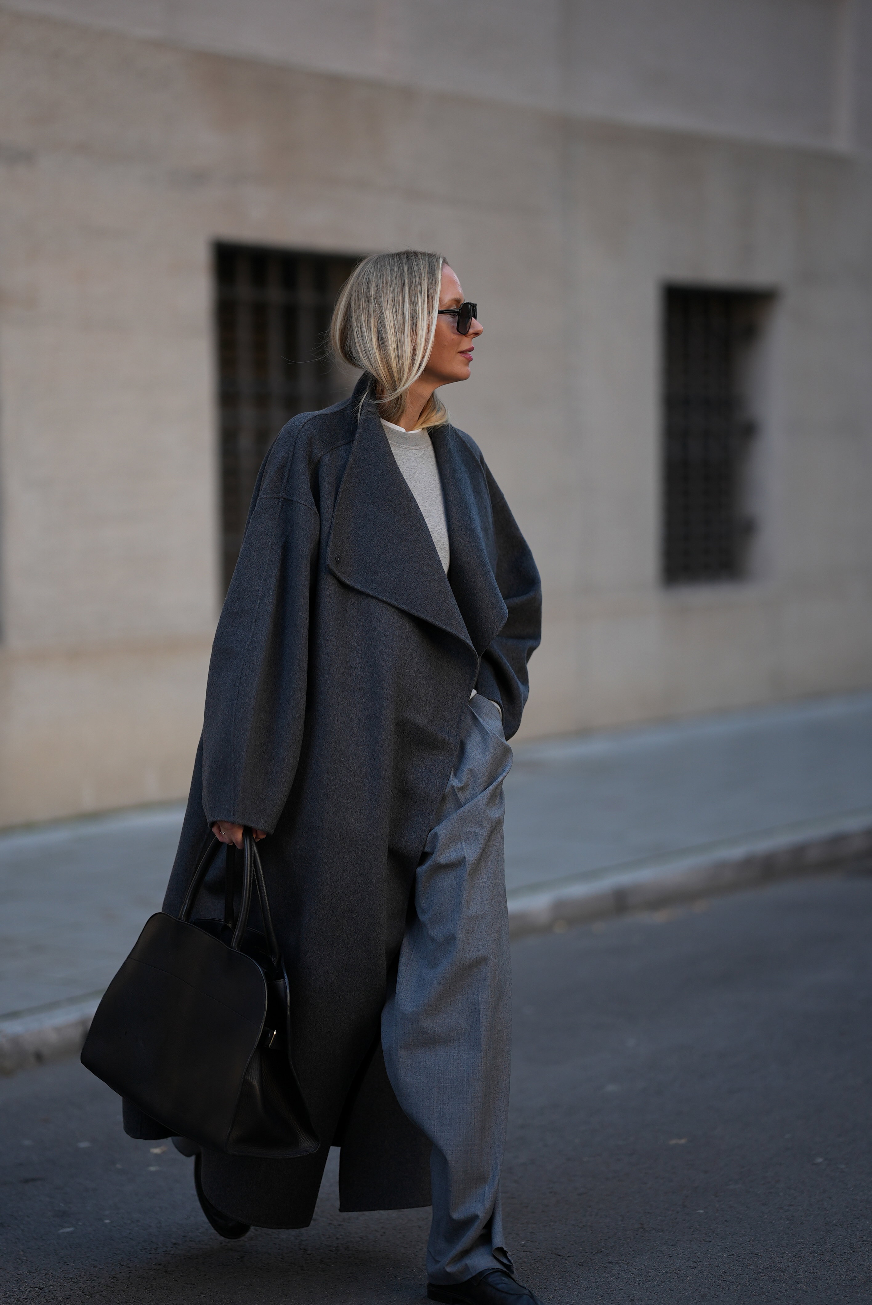 Wełniany „charcoal coat” – nowy minimalistyczny hit zimy 2025