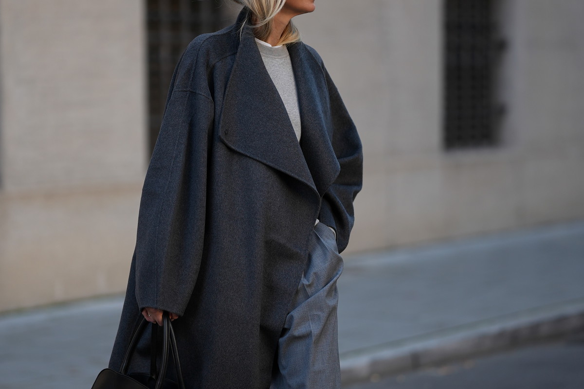 Wełniany „charcoal coat” – nowy minimalistyczny hit zimy 2025