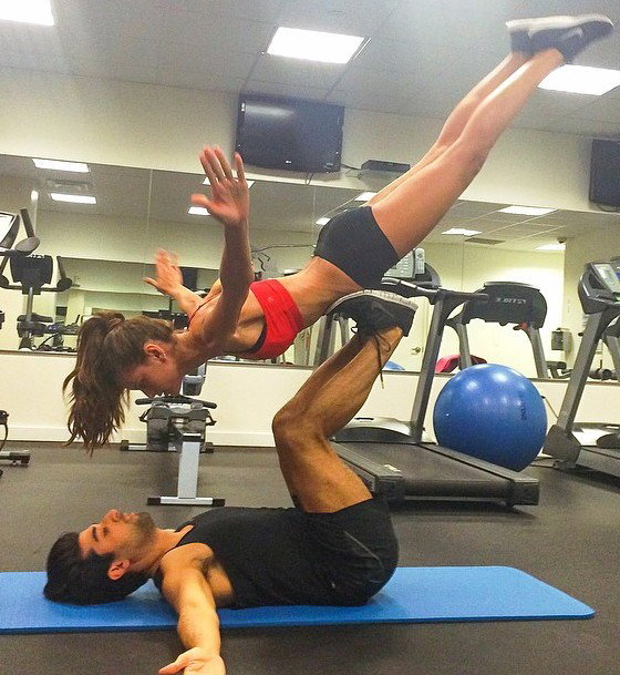 Acro Yoga - trening dla dwojga, fot. @iza_goulart