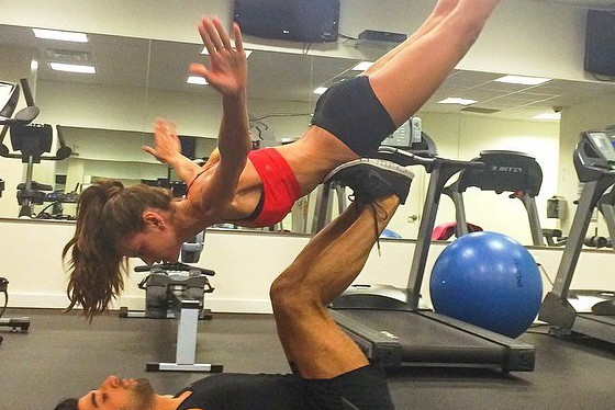 Acro Yoga - trening dla dwojga, fot. @iza_goulart