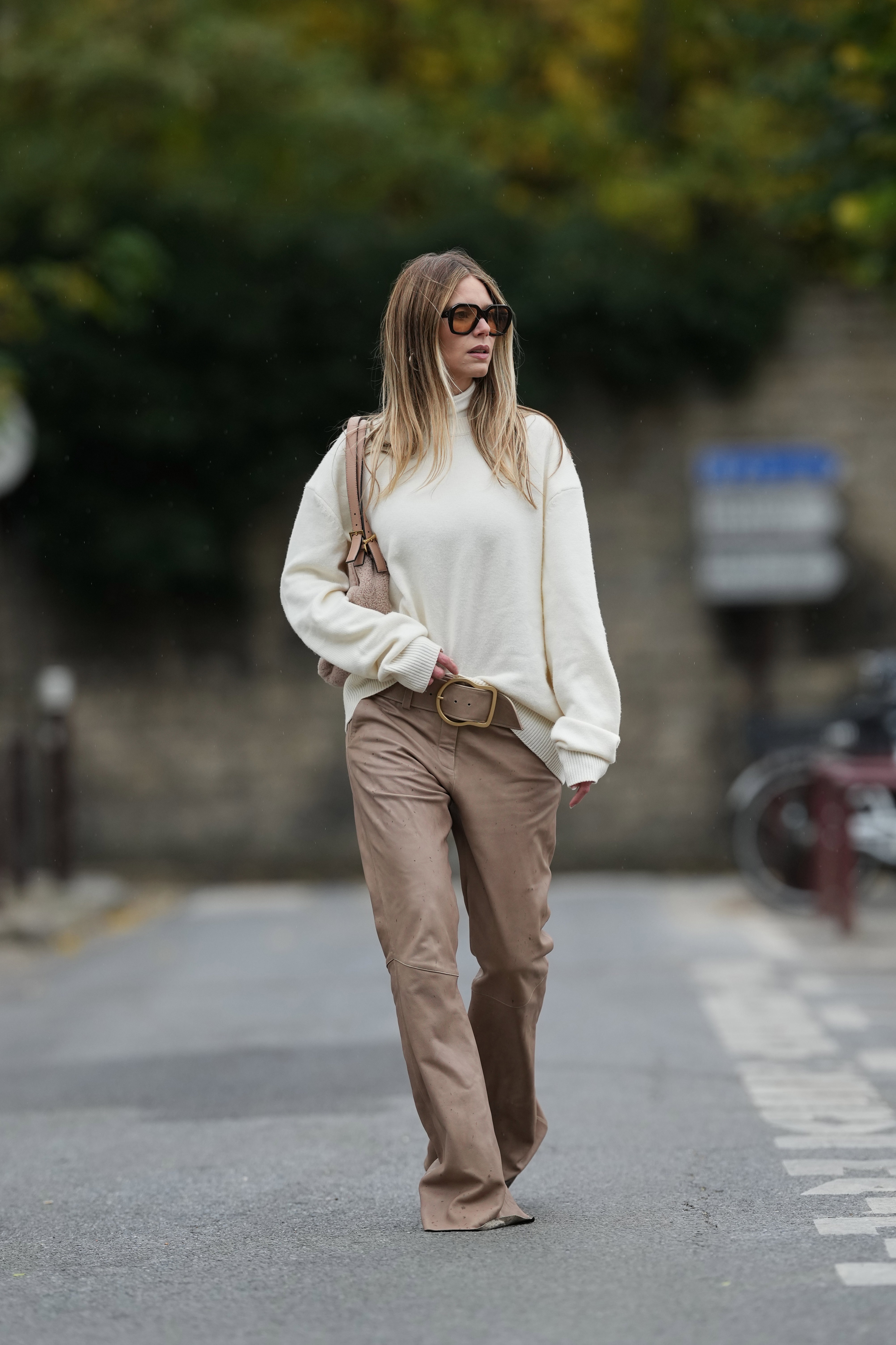 „Hazelnut brown pants” – nowa alternatywa dla denimu z Paryża